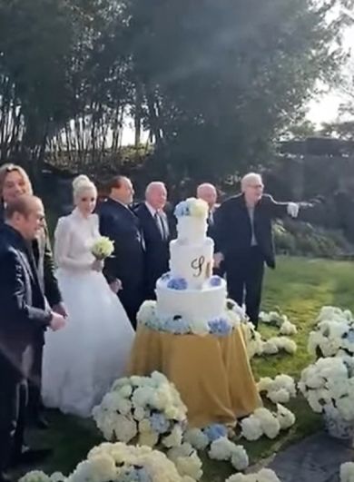 Марта Фашина и Сильвио Берлускони (в центре) во время символической свадебной церемонии