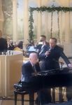 Сильвио Берлускони (справа) исполнил под аккомпанемент Феделе Конфалоньери неаполитанские и французские песни