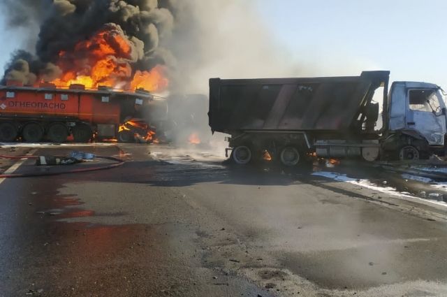 В Ростовской области трассу М-4 перекрыли из-за ДТП с бензовозом