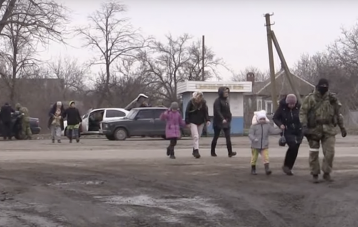 Украинская заложница. На Украине мирные живой щит. Заложники мимирое население Украины. Харьков живые щиты.