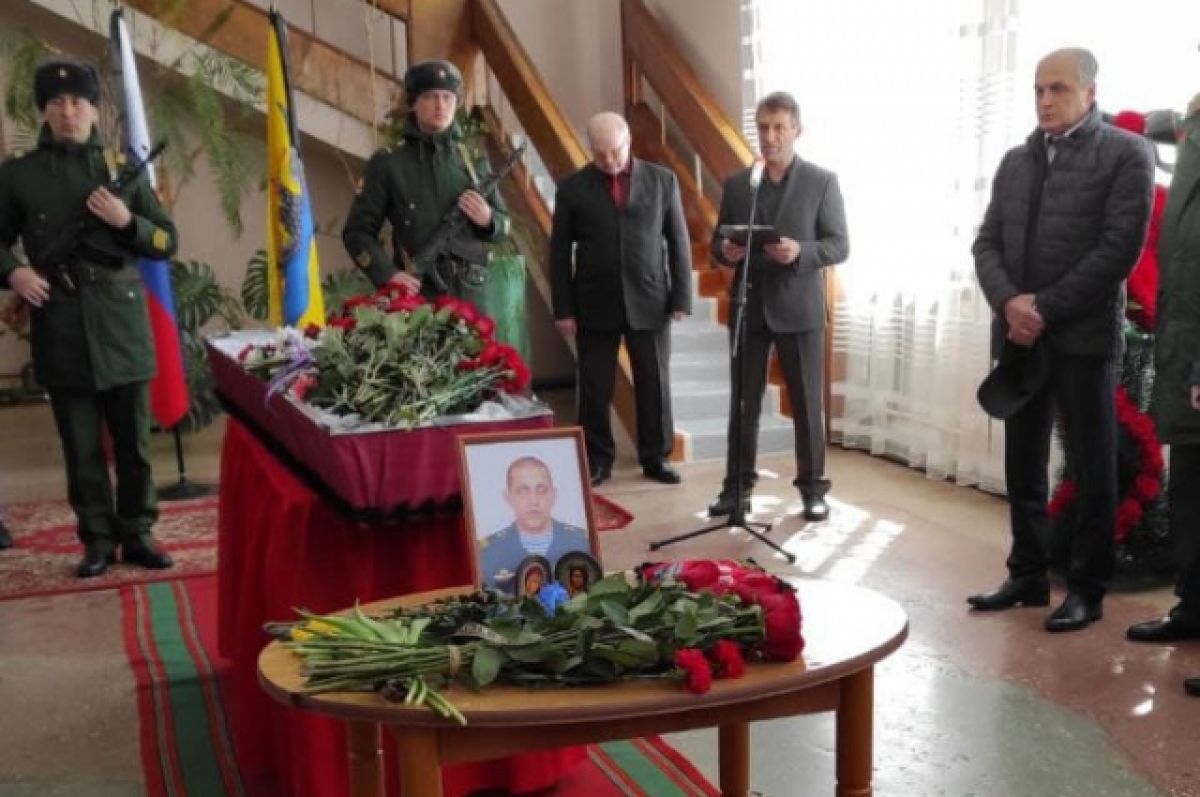 Где похоронен антонов. Похороны военнослужащего. Прощание с военнослужащими солдатами. Прощание с военнослужащими погибшими на Украине.