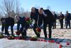 Посол России в Белоруссии Борис Грызлов (второй справа) во время памятных мероприятий, приуроченных к 79-й годовщине трагедии в Хатыни