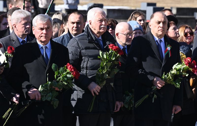 Посол России в Белоруссии Борис Грызлов (в центре) во время памятных мероприятий, приуроченных к 79-й годовщине трагедии в Хатыни