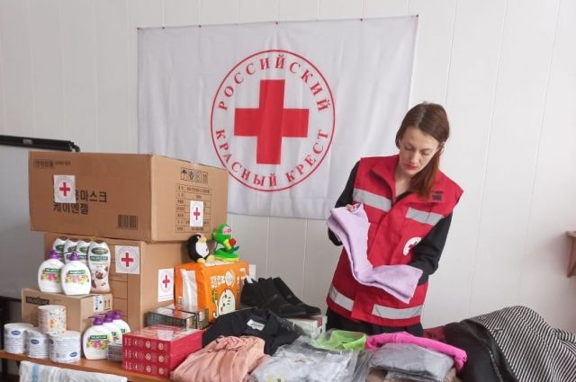 К сбору, сортировке и упаковке гуманитарной помощи привлекают волонтёров.