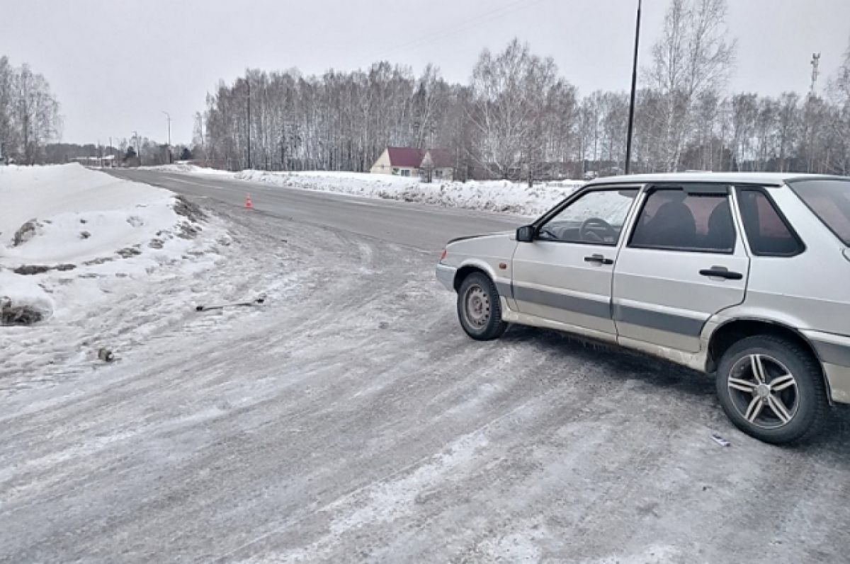 Машину томская область. ВАЗ 2114 В селе. Авария в Кривошеино 2022. Авария Томская область Кривошеино март. Старая ВАЗ 2115 под снегом.