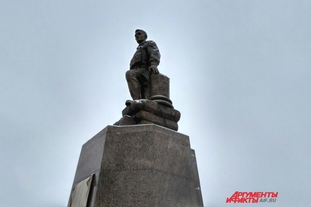 В Оренбурге за лето должны отремонтировать памятник Герою России Александру Прохоренко. 