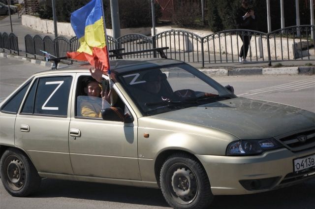 Машины на автопробеге украсили флагами Всевеликого войска Донского.