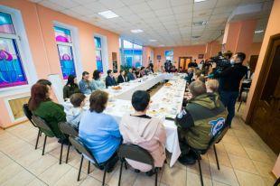 Эвакуированные жители за чашкой чая поделились с главой региона впечатлениями от размещения в Югре