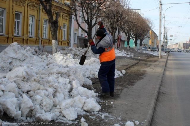 Не успели в городе убрать последствия зимы, как по улицам уже полетела весенняя пыль…