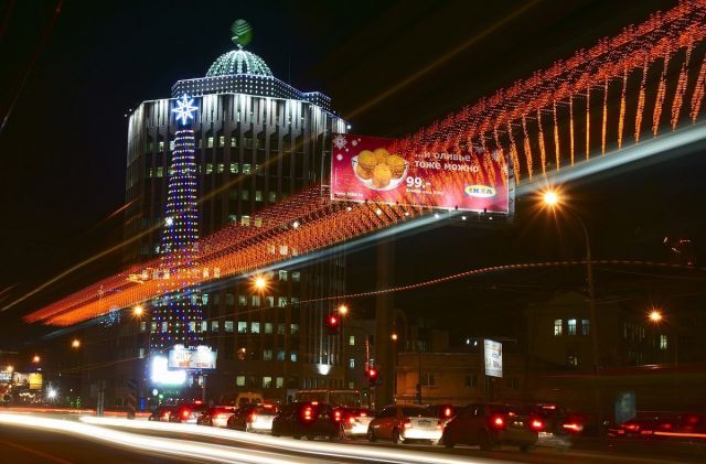В Новосибирске продолжают убирать незаконные рекламные конструкции