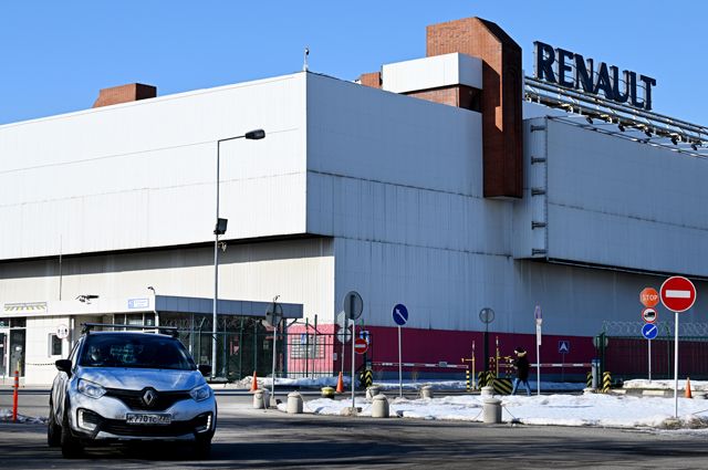 Renault приостановила деятельность в России. Что будет с АвтоВАЗом?