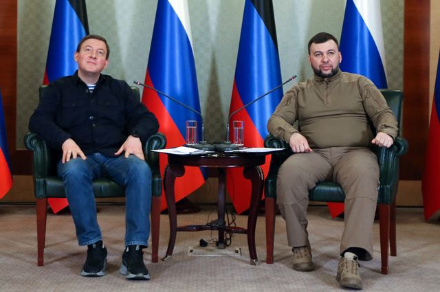 Глава ДНР Денис Пушилин (справа) и секретарь Генерального совета партии «Единая Россия» Андрей Турчак.
