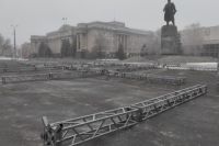 На площади Ленина в Оренбурге приступили к монтажу трибун ко Дню Победы.