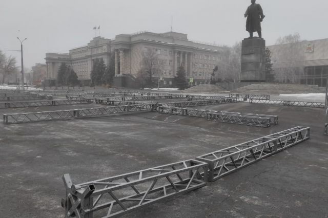 На площади Ленина в Оренбурге приступили к монтажу трибун ко Дню Победы.