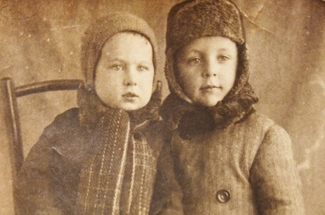 Слева маленький Вова Тимченко с двоюродным братом Юрой. 