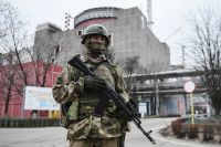 Российские военнослужащие вместе с охраной Запорожской АЭС обеспечивают её безопасность.