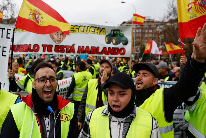 В испанском Мадриде 25 марта тысячи людей вышли на протест против роста цен на топливо