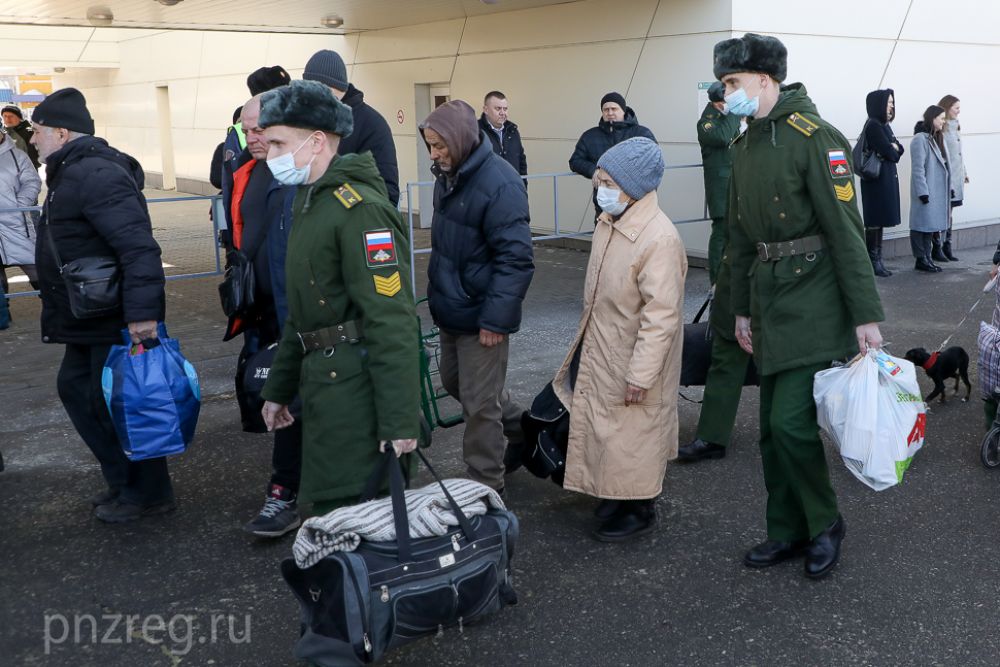 Эвакуированным помогали донести тяжелые сумки.
