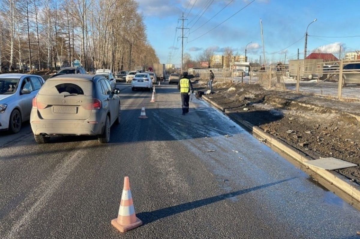 В Екатеринбурге стоявшую на остановке девочку сбила иномарка | АиФ Урал