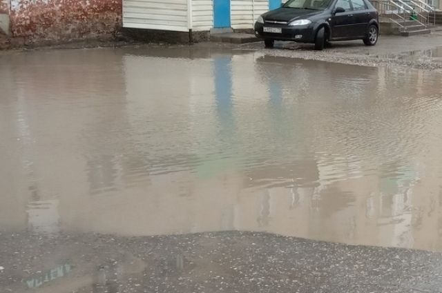 Из-за затопленных улиц в Оренбурге отмечались трудности при передвижении