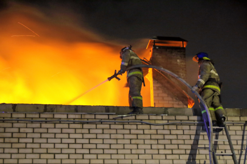Огнеборцы защищали соседний дом от распространения пламени.