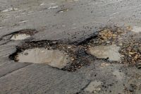 Жители Оренбурга испытывают трудности из-за ям, заполненных водой, на дорогах