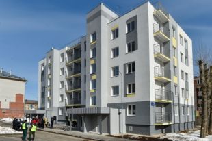 33 семьи переехали в новостройку, ещё 8 квартир приобрёл муниципалитет для детей-сирот.