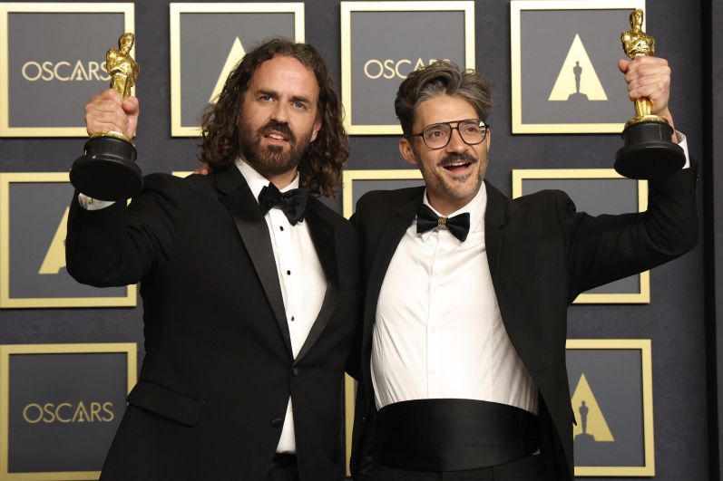 Продюсер Лео Санчез и аниматор Альберто Мьельго (слева направо), получившие награду за лучший короткометражный анимационный фильм «Стеклоочиститель» на 94-й церемонии вручения кинопремии «Оскар»