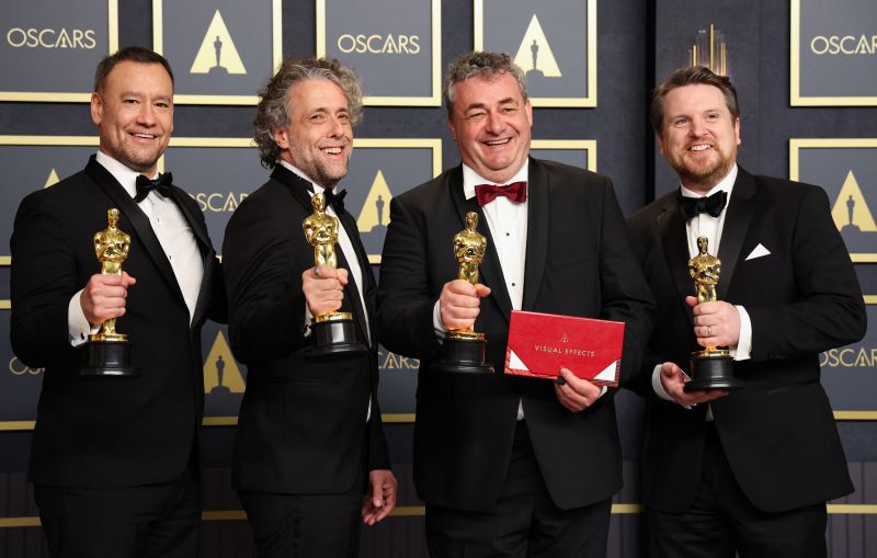 Брайан Коннор, Герд Нефзер, Пол Ламберт и Тристан Майлз, награжденные премией «Оскар» в номинации «Лучшие визуальные эффекты» за фильм «Дюна»
