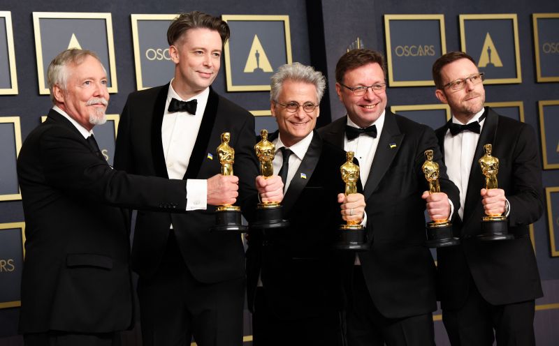 Мак Рут, Марк Манджини, Тео Грин, Дуг Хемпхилл и Рон Бартлетт, награждённые премией «Оскар» в номинации «Лучший звук» за фильм «Дюна»