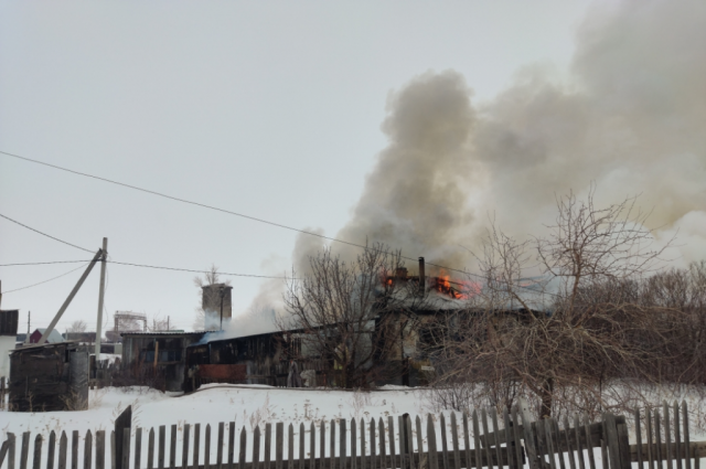 В воскресенье пожарные потушили горящий дом в поселке Шильда. 