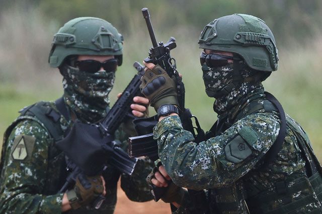 Тайваньские солдаты тренируются на стрельбе по мишеням в Синьчжу, Тайвань.
