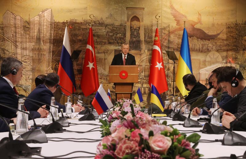 Президент Турции Тайип Эрдоган (в центре) во время российско-украинских переговоров во дворце Долмабахче