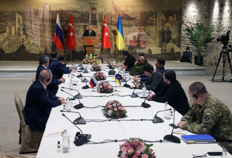 Президент Турции Тайип Эрдоган (в центре на дальнем плане) во время российско-украинских переговоров во дворце Долмабахче