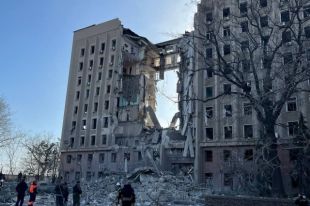 Oккупанты обстреляли Николаевскую ОГА: под завалами остаются люди