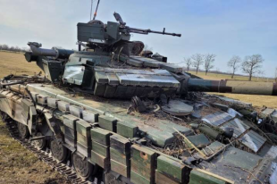 Украинские военные захватили два российских танка Т-64