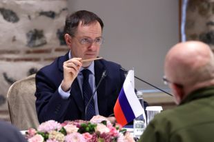 Помощник президента РФ Владимир Мединский во время российско-украинских переговоров во дворце Долмабахче в Стамбуле.