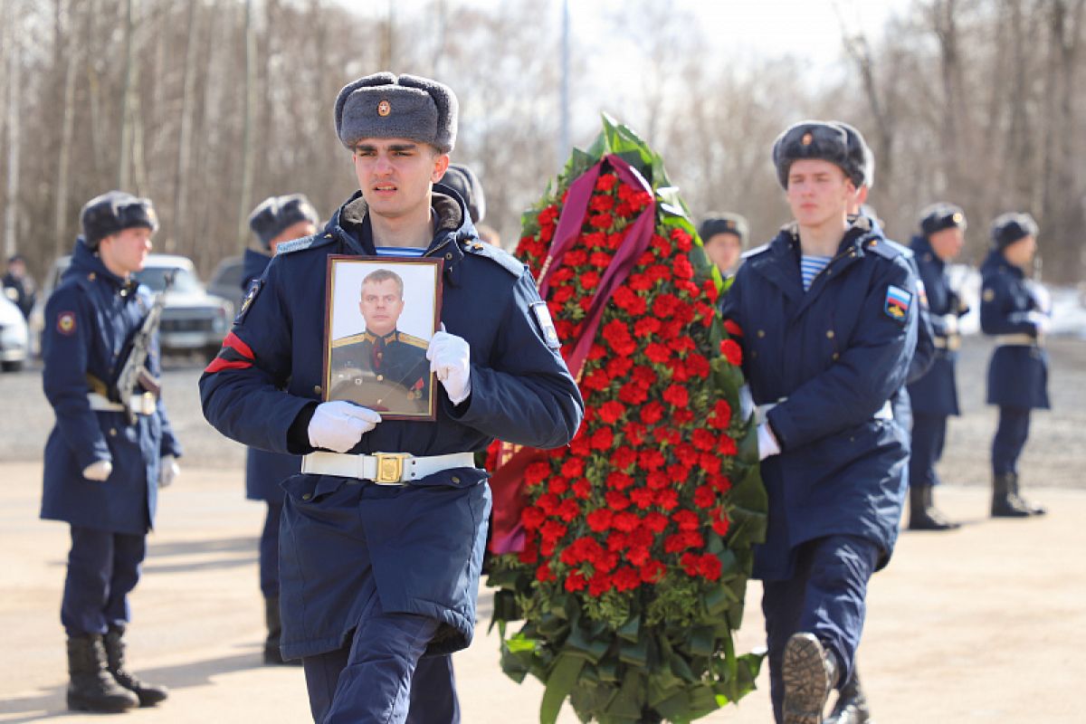 Прощание с военным. Прощание с военнослужащими погибшими на Украине. Похороны военнослужащего.