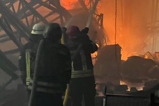 Под Киевом обстреляли склад: возник масштабный пожар