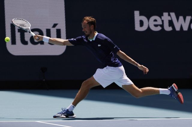 Теннисист Даниил Медведев вышел в четвертьфинал турнира в Майами