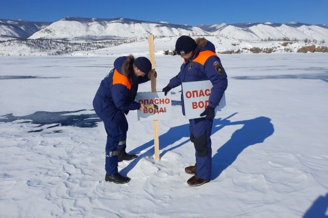 Школьники гуляли по льду в черте Иркутска, двоих удалось спасти. 