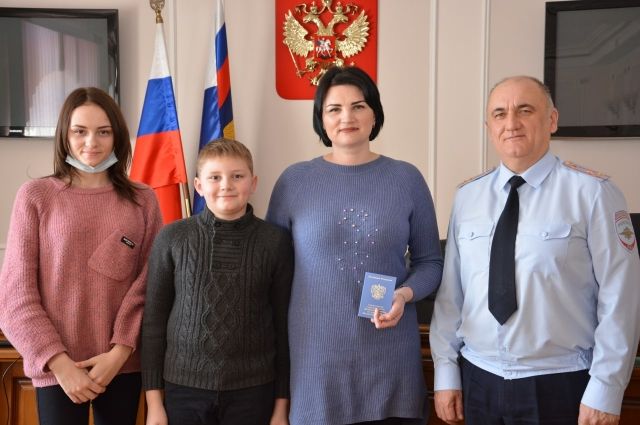 Семья из Донецкой народной республике получают сертификат о предоставлении временного убежища. 
