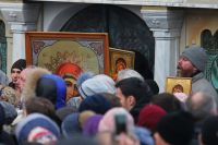 Верующие во время молебна в защиту Владимиро-Ольгиевского храма Десятинного монастыря в Киеве. 