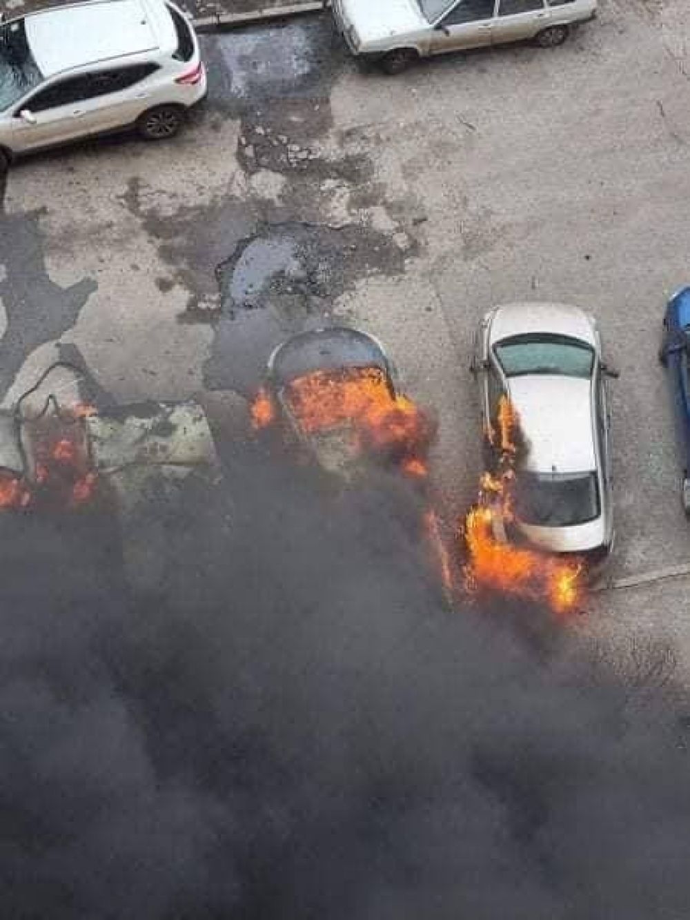 Автомобили загорелись после бомбардировки.
