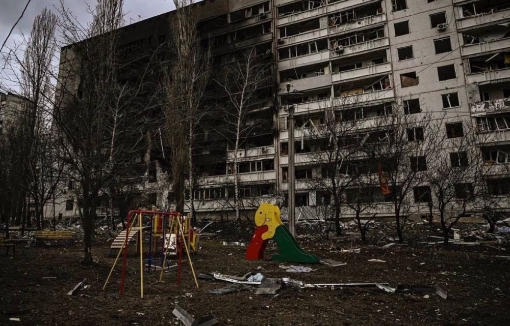 Довольно гротескная картинка: черная копоть от пожара после бомбардировки и яркая цветная детская площадка. Страшное сочетание.  