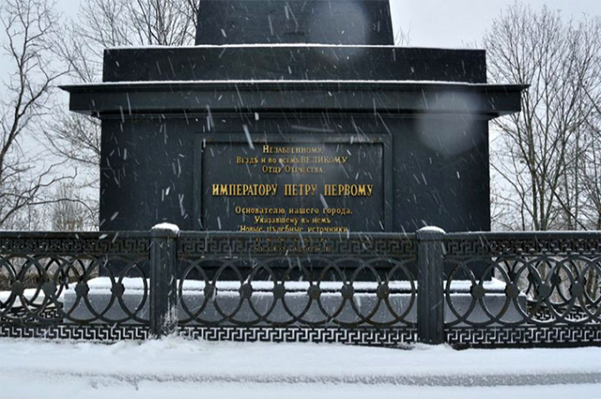 Мемориал петра пискунова. Памятник Петру 1 в Липецке на Петровском спуске. Памятник Обелиск Петру 1 в Липецке. Стелла Петру 1 в Липецке. Памятник Петру 1 на Петровском спуске.