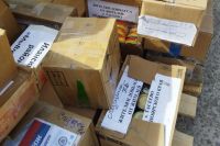 На базе МЧС в Армянске проходит распределение гуманитарной помощи. Здесь есть не только крымские отправители, но и из самых разных уголков страны. 