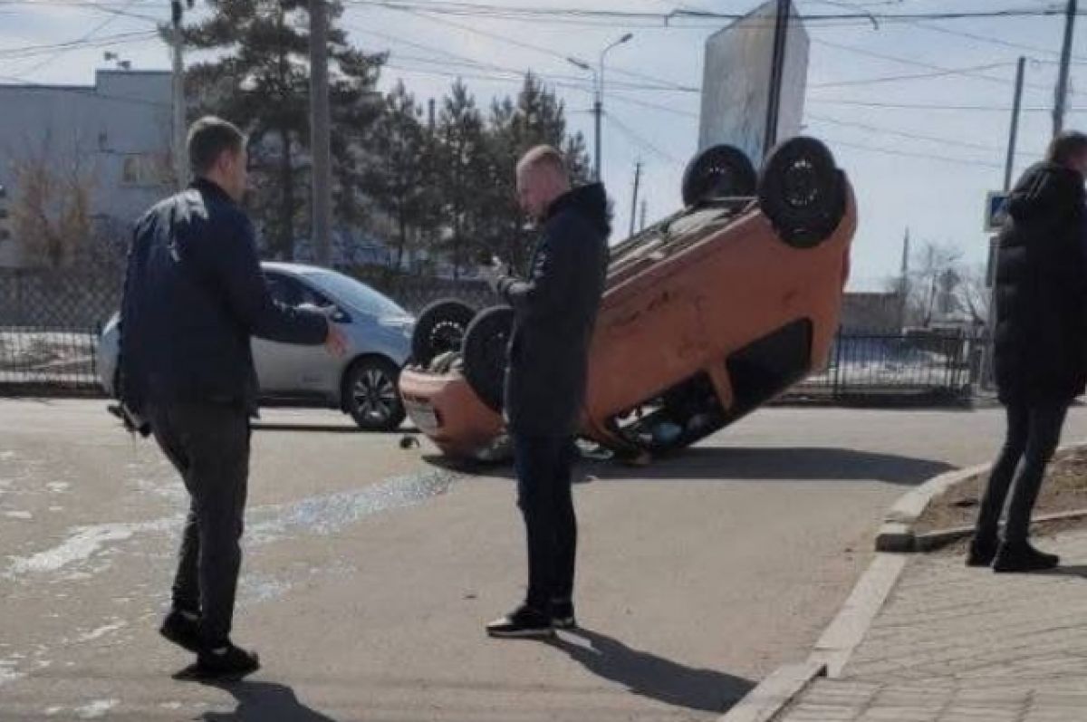 В Хабаровске в лобовом ДТП перевернулась машина | АиФ Хабаровск