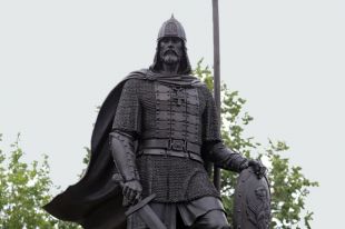 Памятник Александру Невскому на территории храма при МГИМО МИД РФ