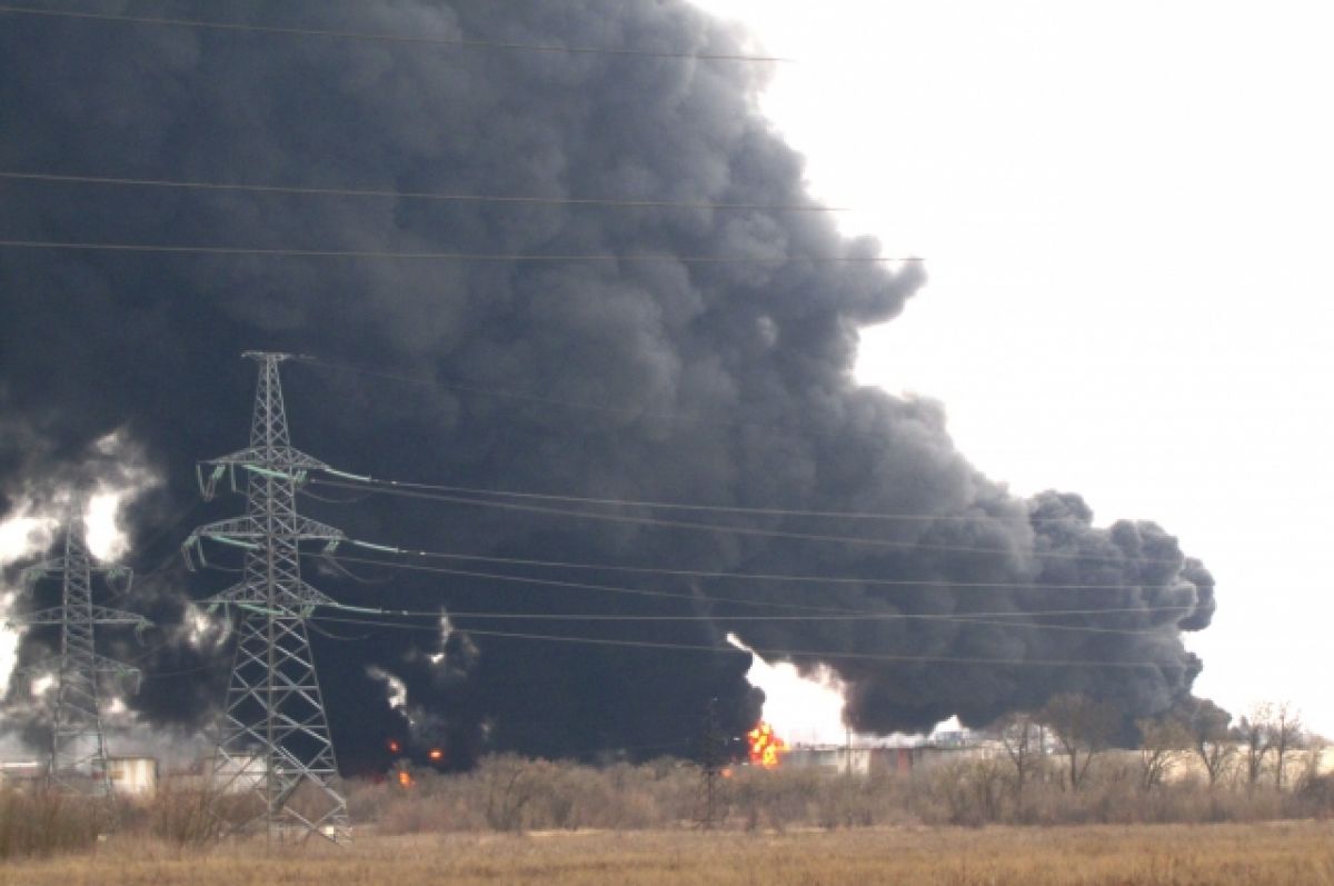 Нападение на нефтебазу. Обстрел нефтебазы в Белгороде. Нефтебаза Белгород авиаудар. Атака на нефтебазу в Белгороде. Пожар на нефтебазе.
